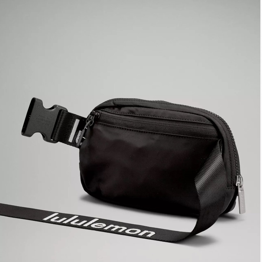Lululemon Black & White Logo Everywhere Belt Bag Crossbody Nwt - Picture 3 of 6
